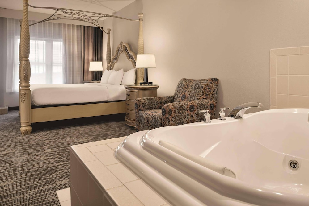 Country Inn & Suites by Radisson, Galena, IL 63/67