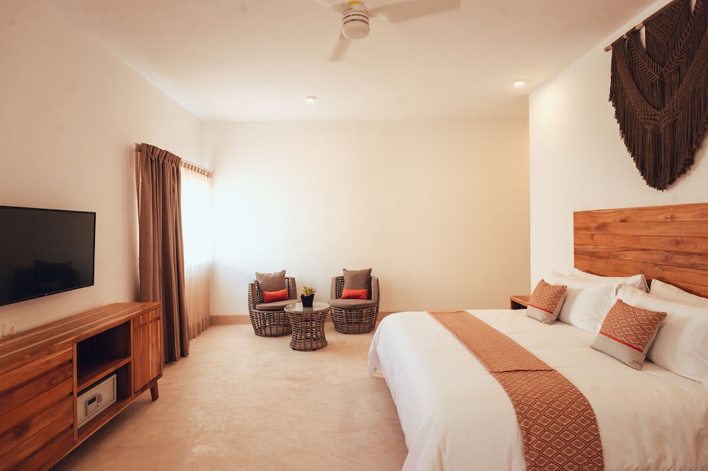 جناح جونيور بسرير كينج وسريرين كينج وسرير بطابقين بإطلالة على المسبح مع أريكة، Collection O Kaab Downtown Tulum 4/10