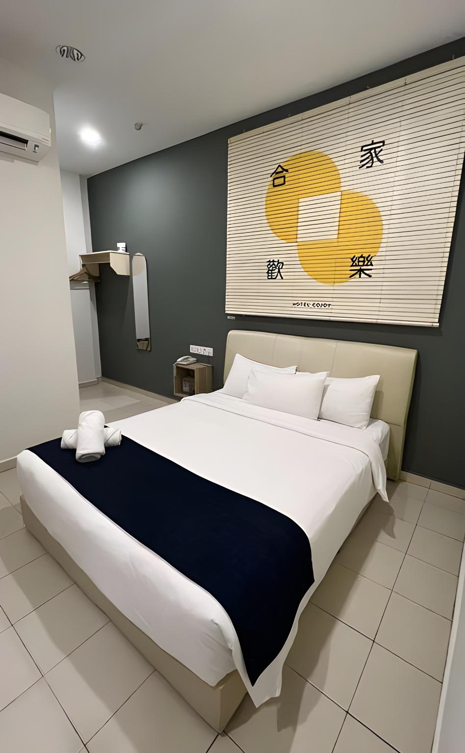 Standard, Queen Bed, No Window