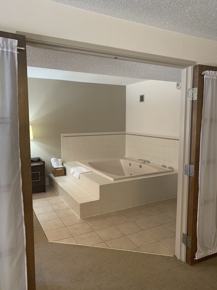 Ramada by Wyndham Marquette 59/59