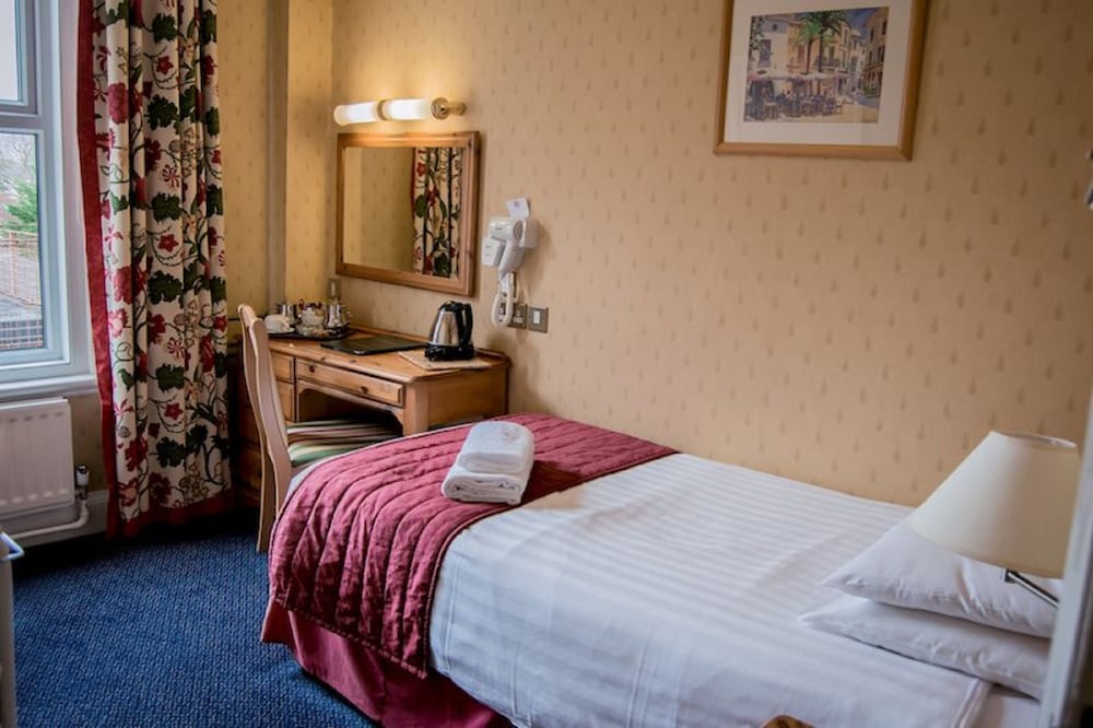 Elstead Hotel 10/50