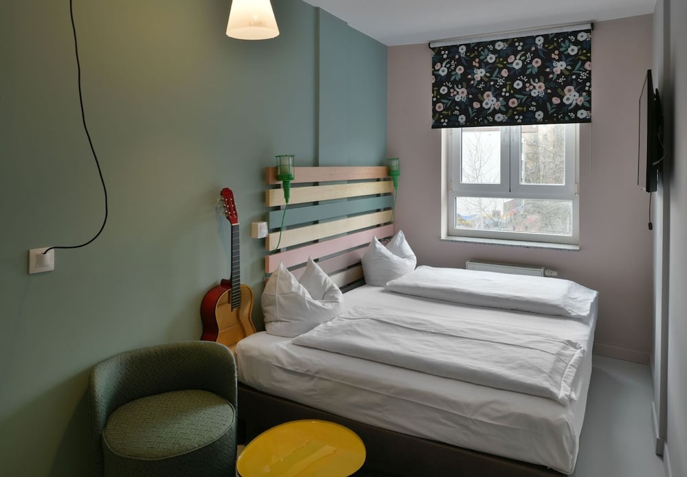 ROOM, SINGLE