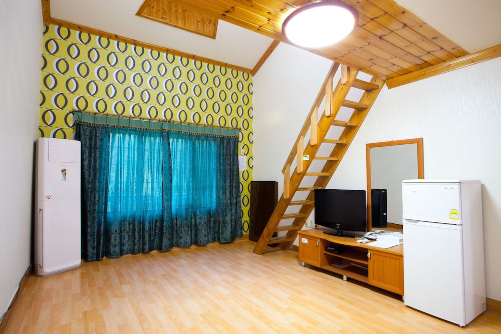 White Cabin 13/60