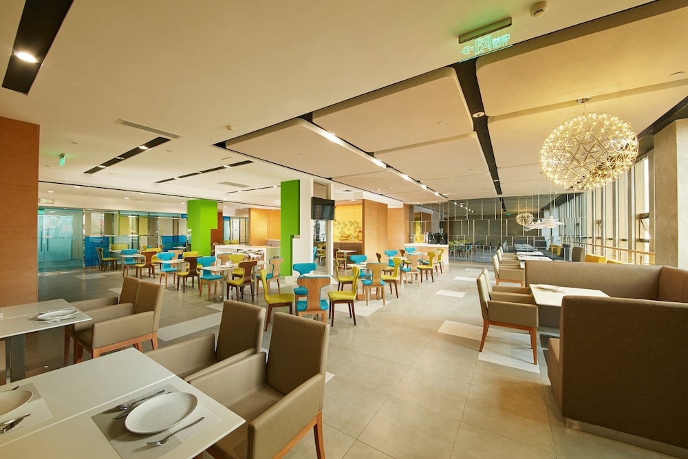 HOLIDAY INN EXPRESS LESHAN CITY SQUARE 32/43