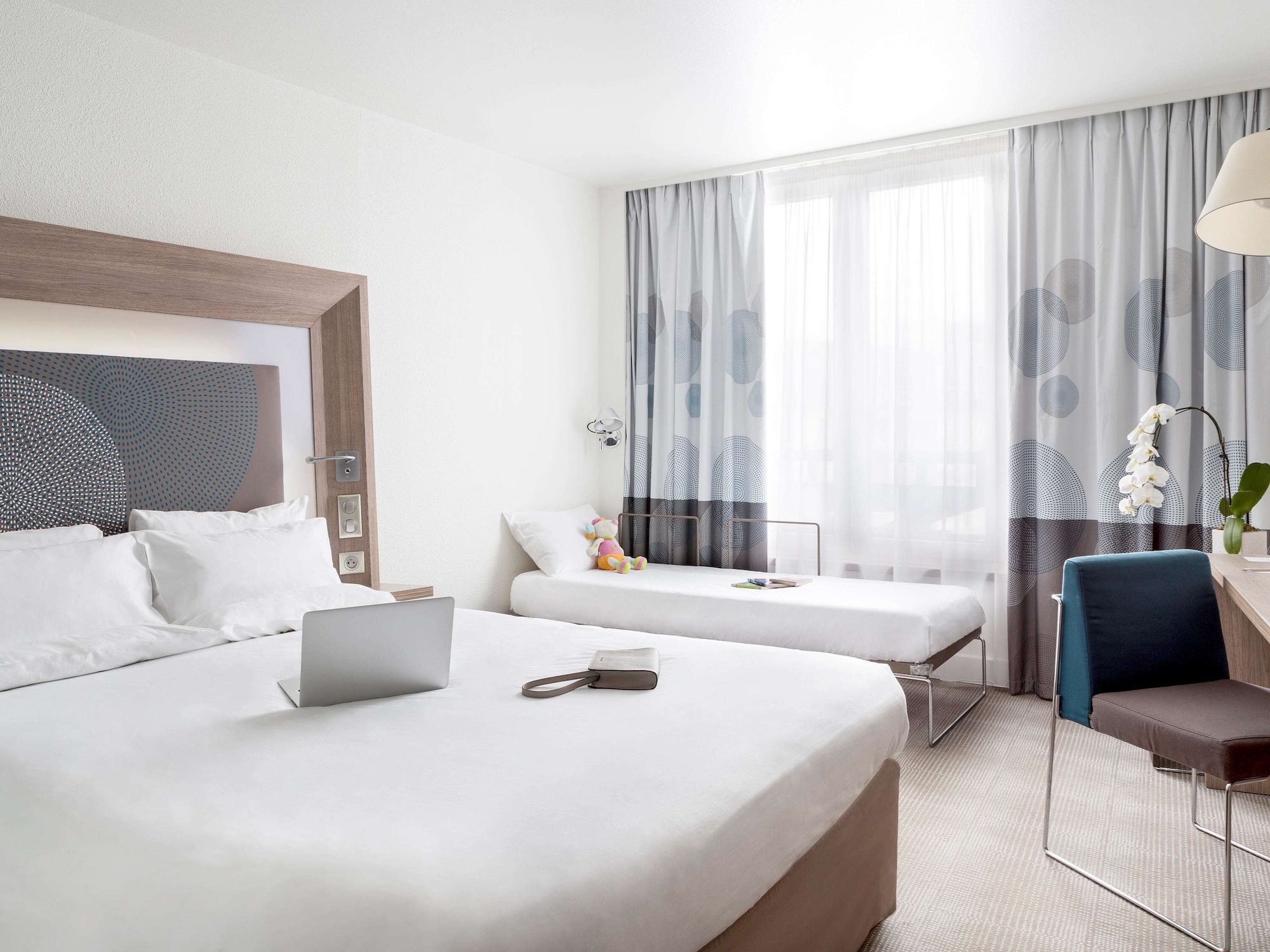 EXECUTIVE, QUEEN BED