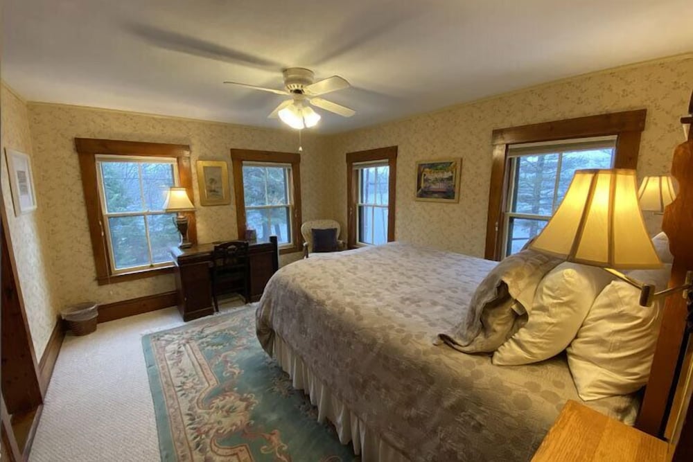 Edward, Queen Bed