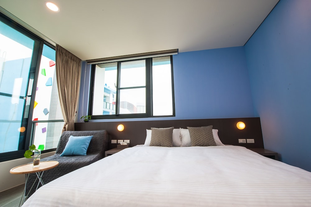 GALLERY, QUEEN BED, COURTYARD VIEW