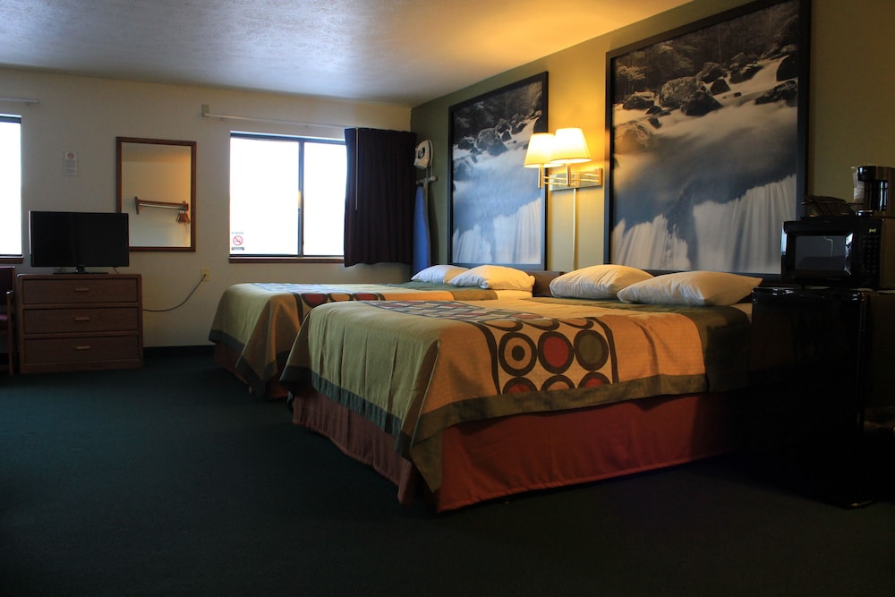 Super 8 By Wyndham Antigo 5/24