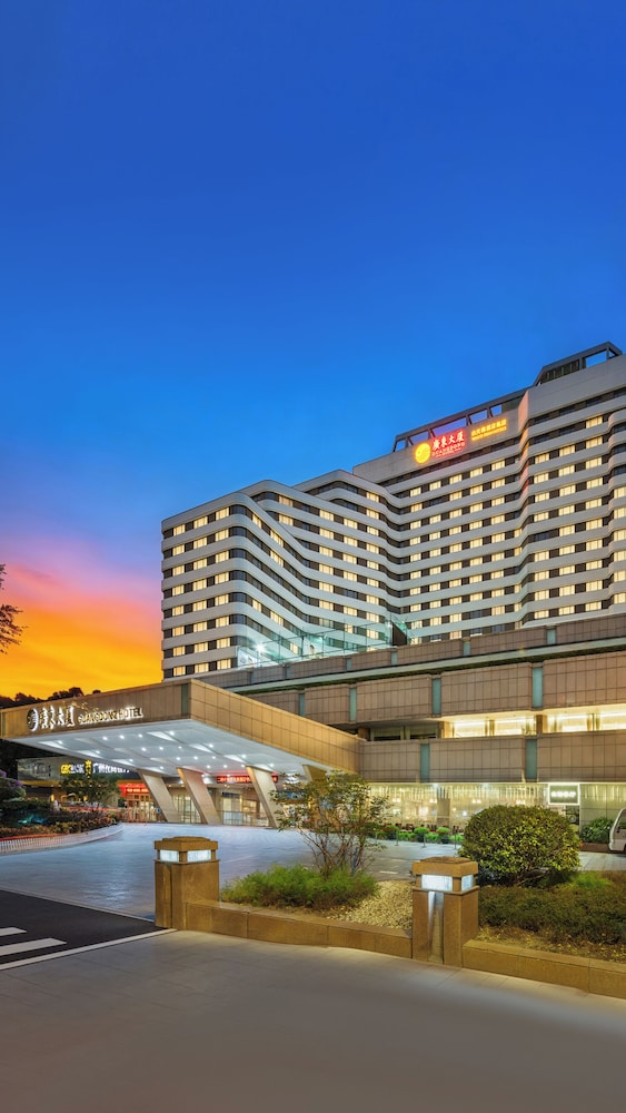 Guangdong Hotel (Sun Yat-sen Memorial Hall Station) 11/73