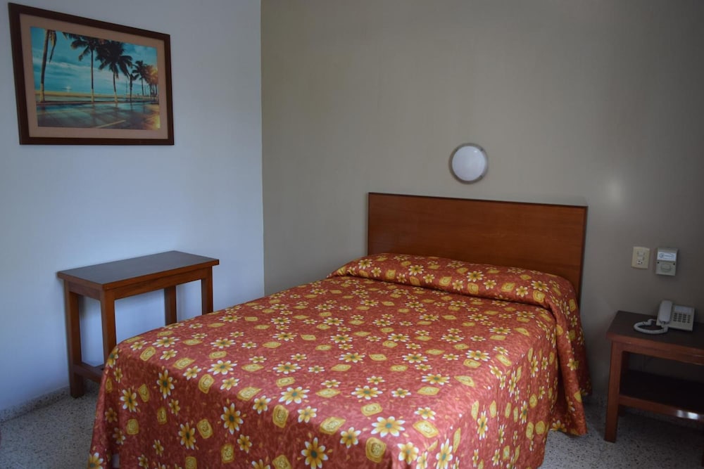 Hotel Delfines 18/65