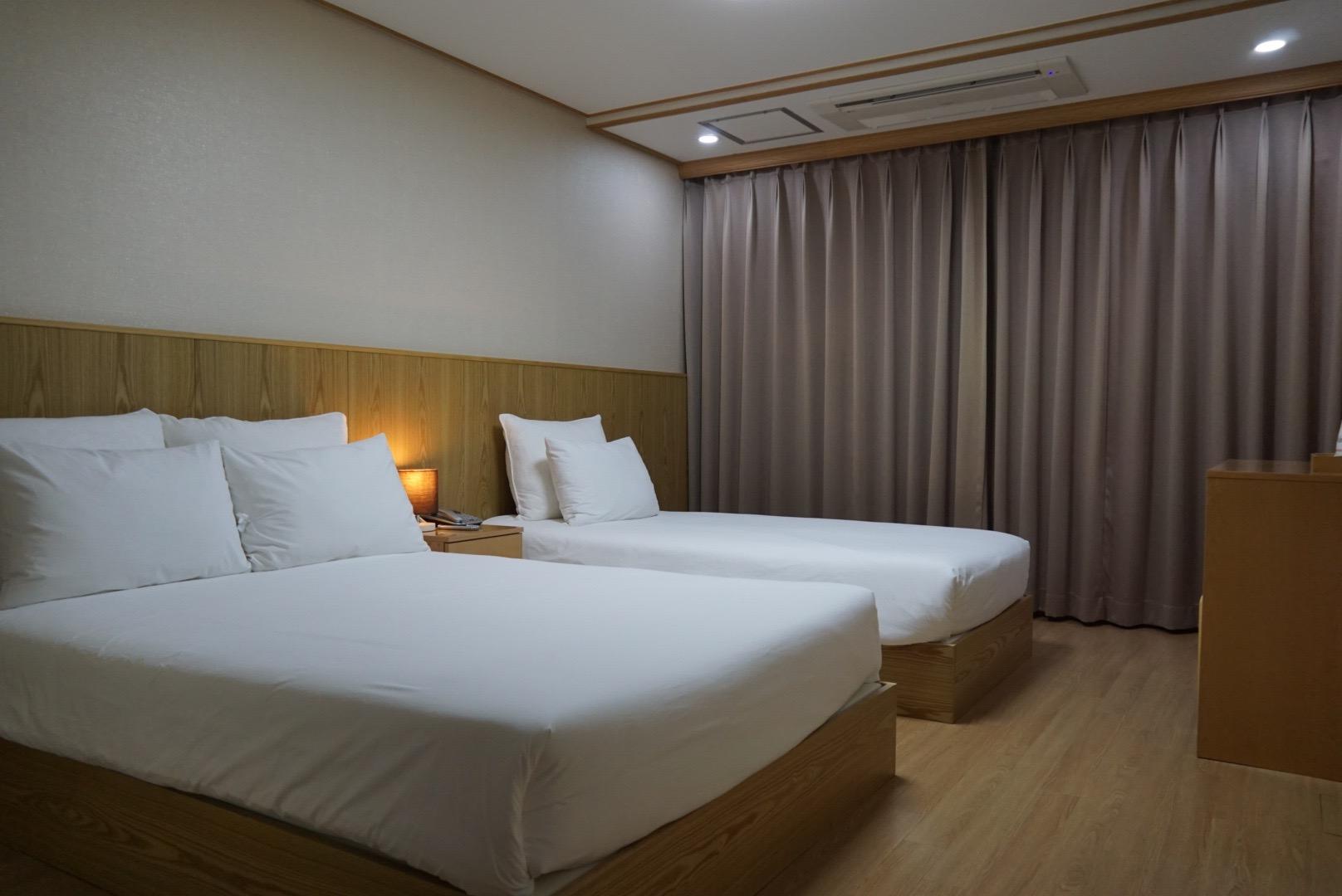 FAMILY, TWIN BEDS