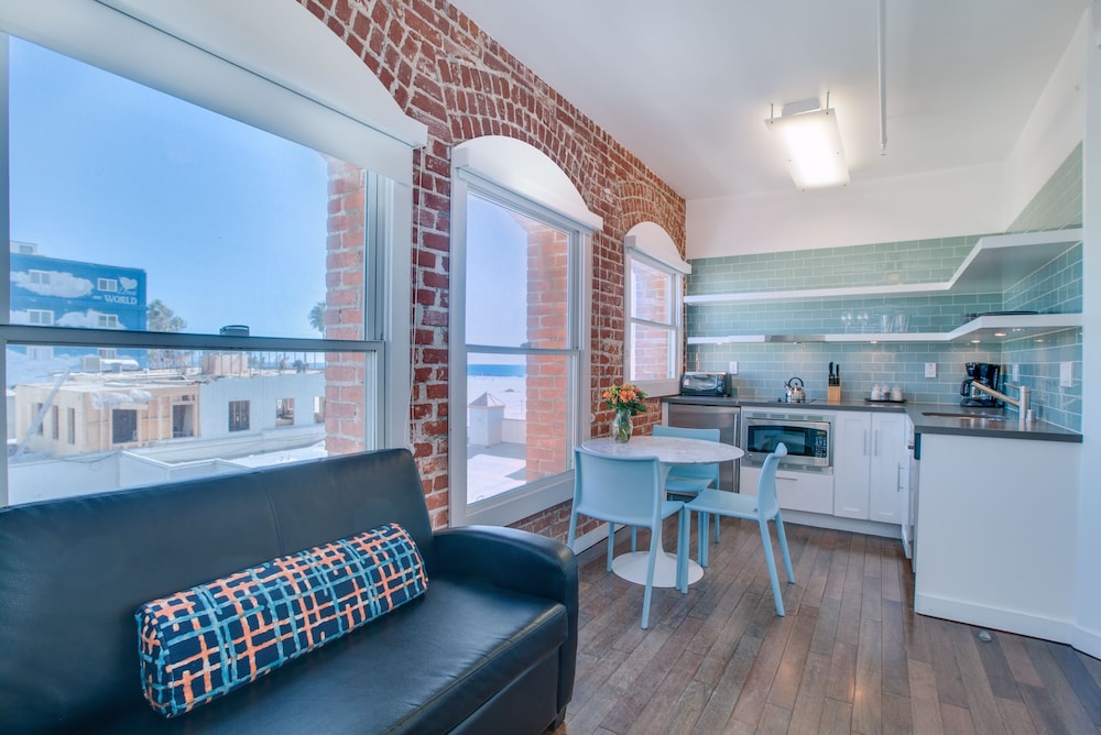 Venice Breeze Suites 42/54