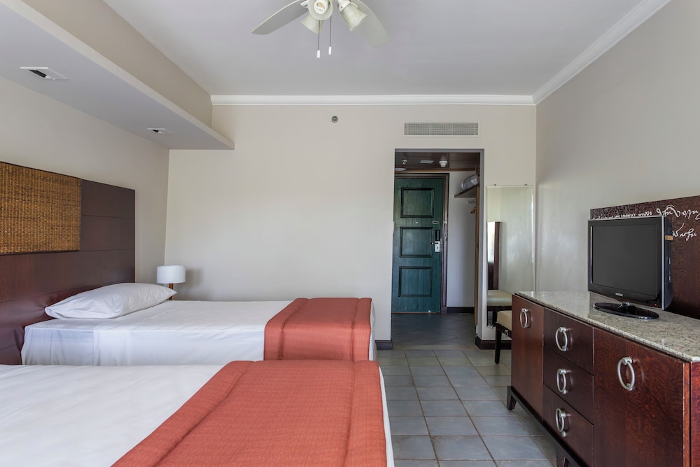 Standard, 1 King and 1 Single Beds, Sea View