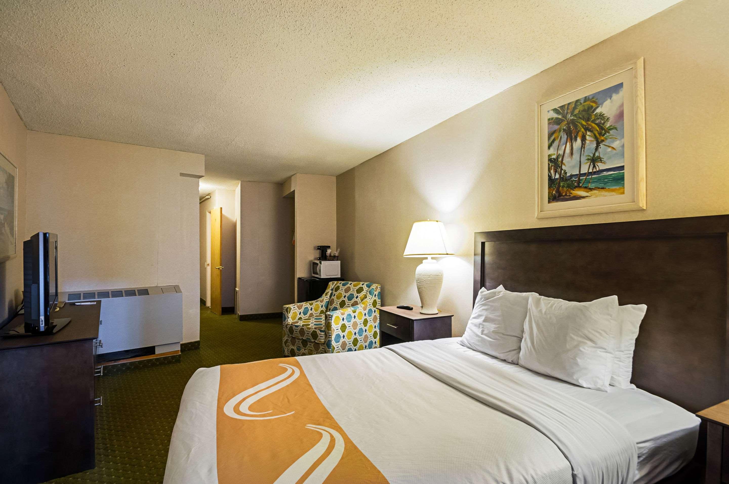 ROOM, QUEEN BED