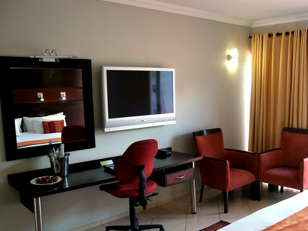 SAFARI LODGE HOTEL & CONVENTION CENTRE 37/50