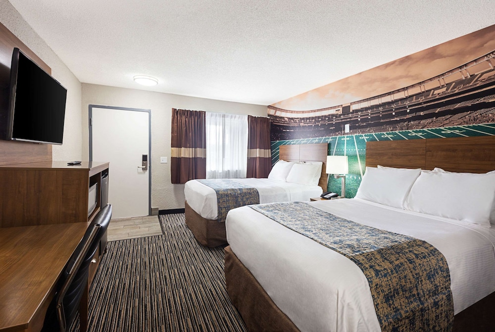 Clarion Pointe East Lansing University Area 15/33