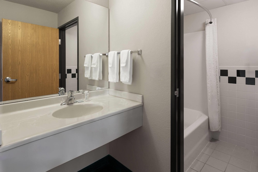 Shell Lake Lodge, a Travelodge by Wyndham 53/55