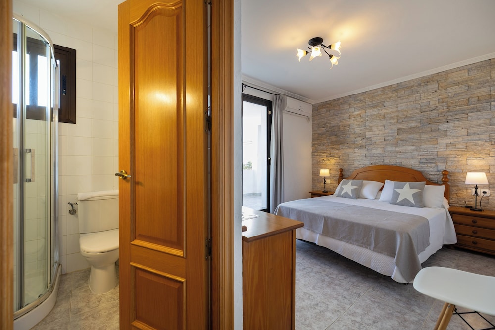 غرفة قياسية بسريرين منفصلين بإطلالة على البحر بشرفة، Lago Dorado Hotel 2/5