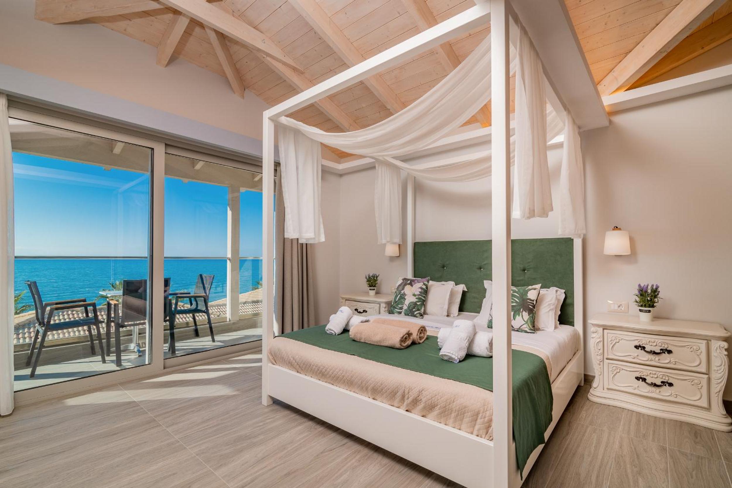 غرفة بسرير كوين بإطلالة على البحر، Crystal Beach Hotel 4/7