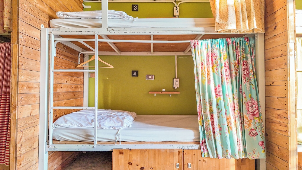 FEMALE DORM, 10 BEDS