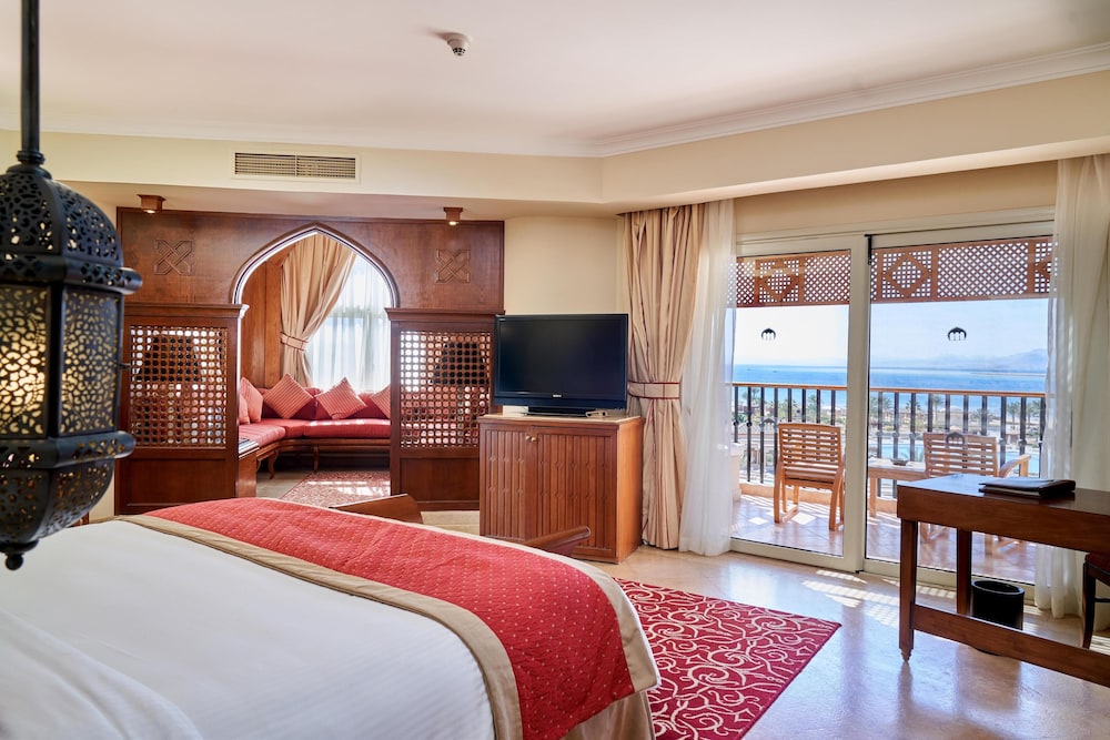 1 Bedroom, Junior Suite, King Bed, Partial Ocean View, Lateral Side Sea View, Balcony