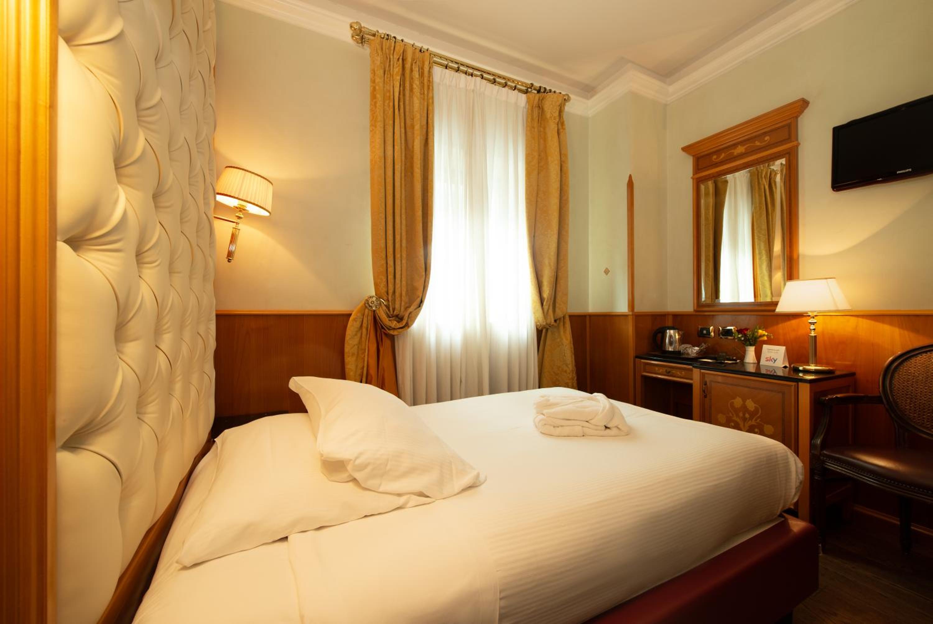 ROOM, SINGLE