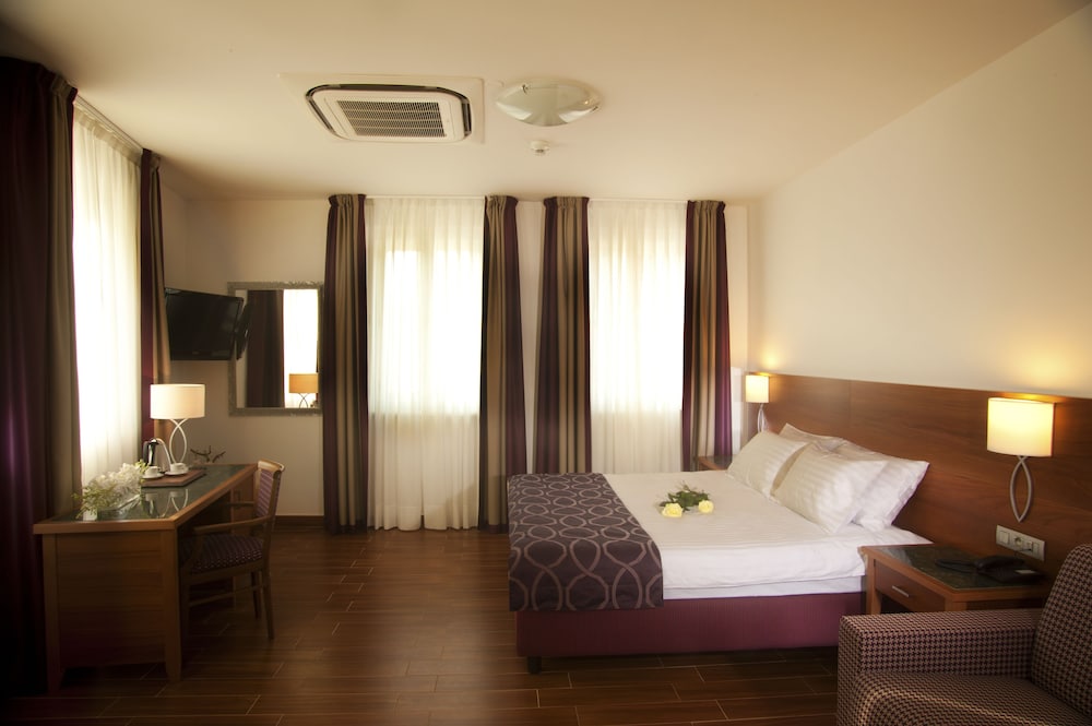 HOTEL GALILEO 12/50