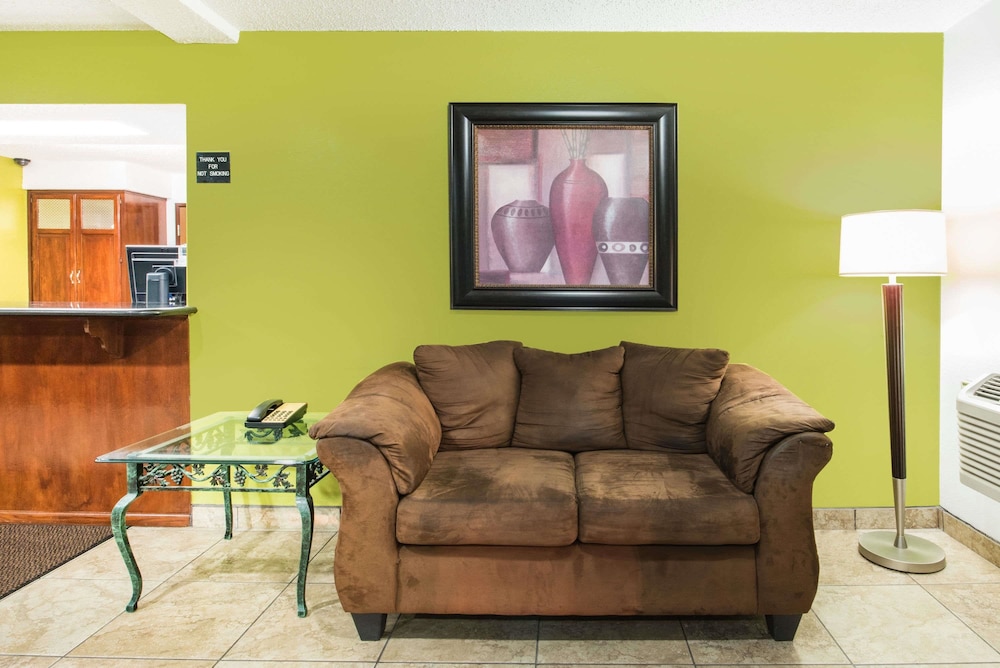 Super 8 by Wyndham Harlingen TX 25/33