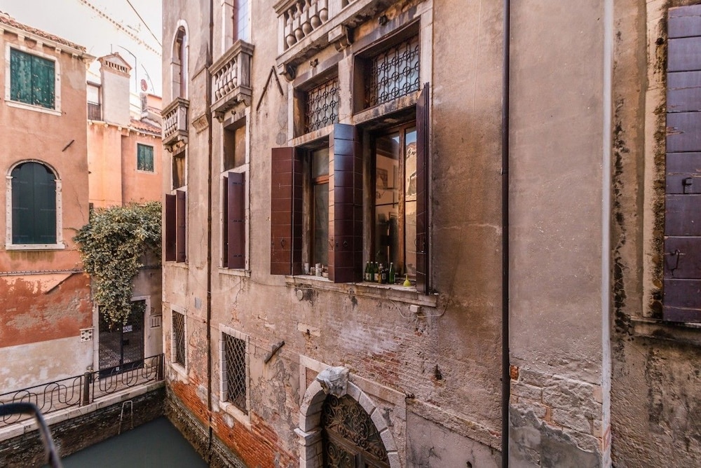 Fenice Backstage over Canal 22/38