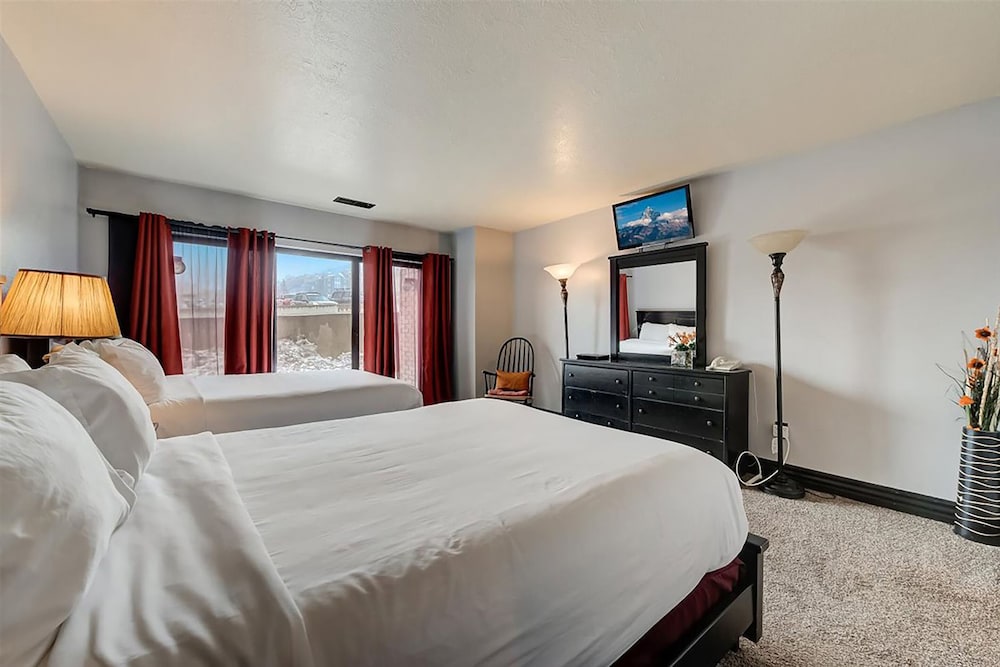 4 BEDROOMS, CONDOMINIUM