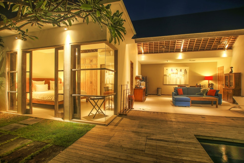 The Decks Bali 8/67