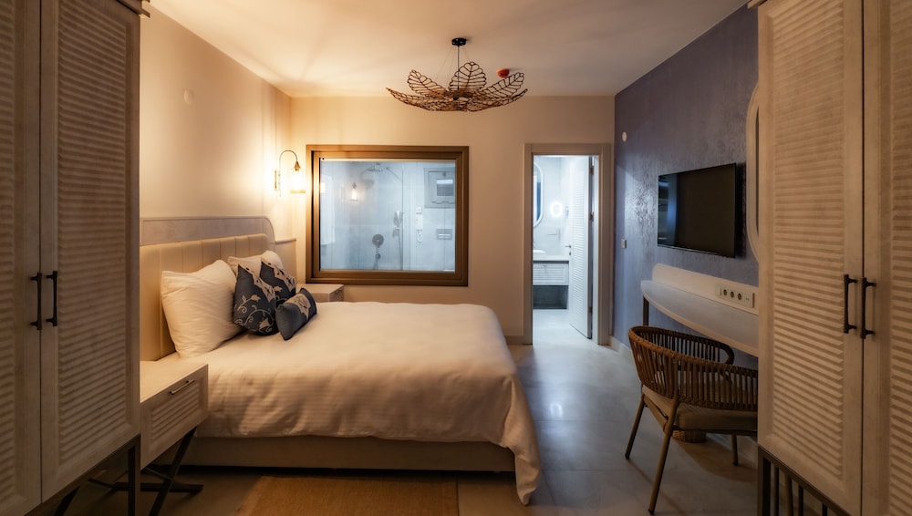 Deluxe, Suite, King Bed, Garden View, 2 Bathrooms, Sofa