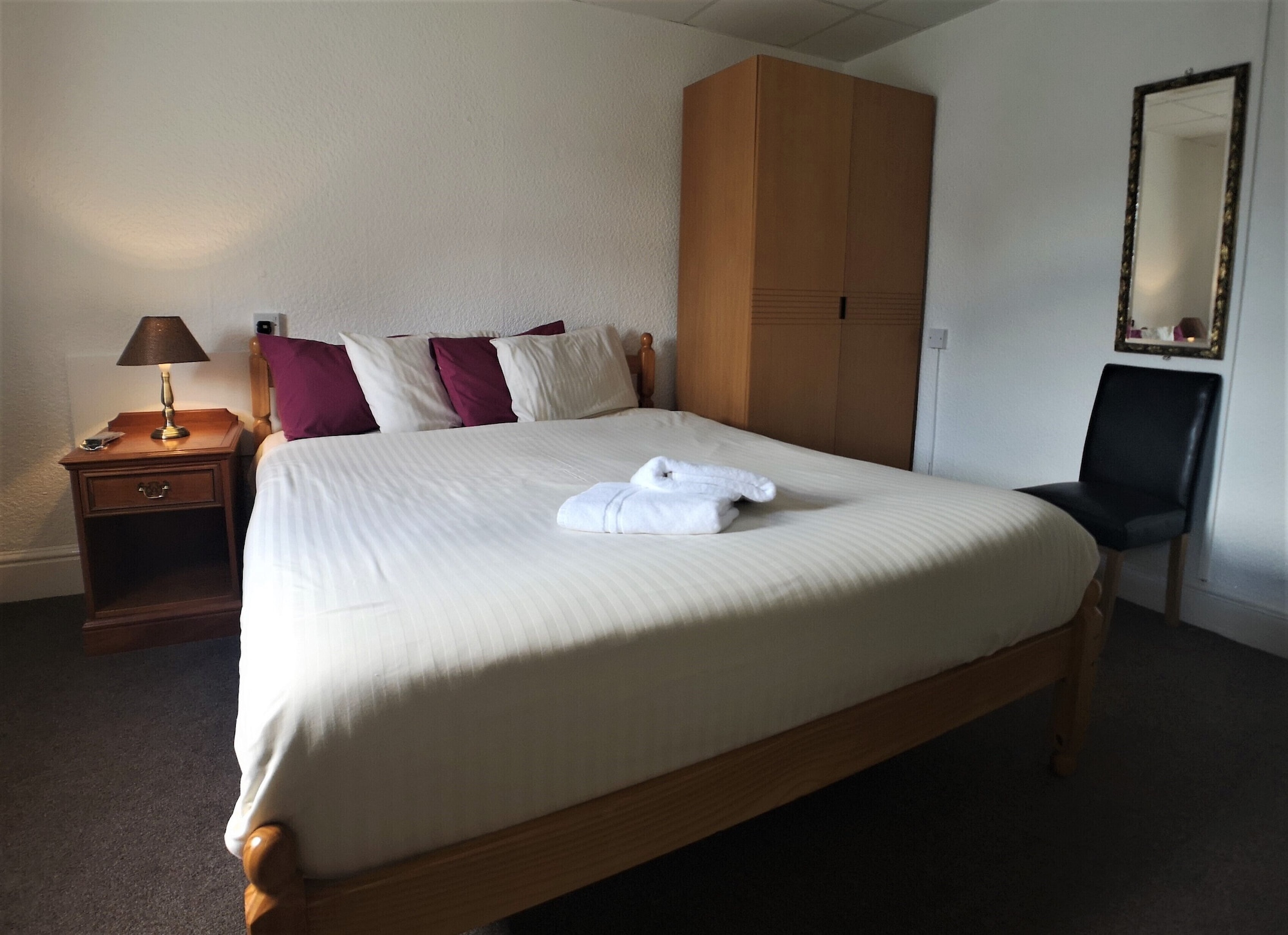 ROOM, DOUBLE BED
