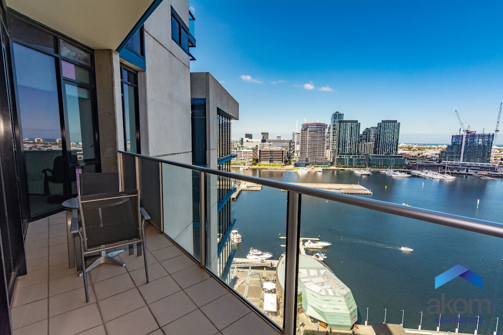 Akom Docklands 18/50