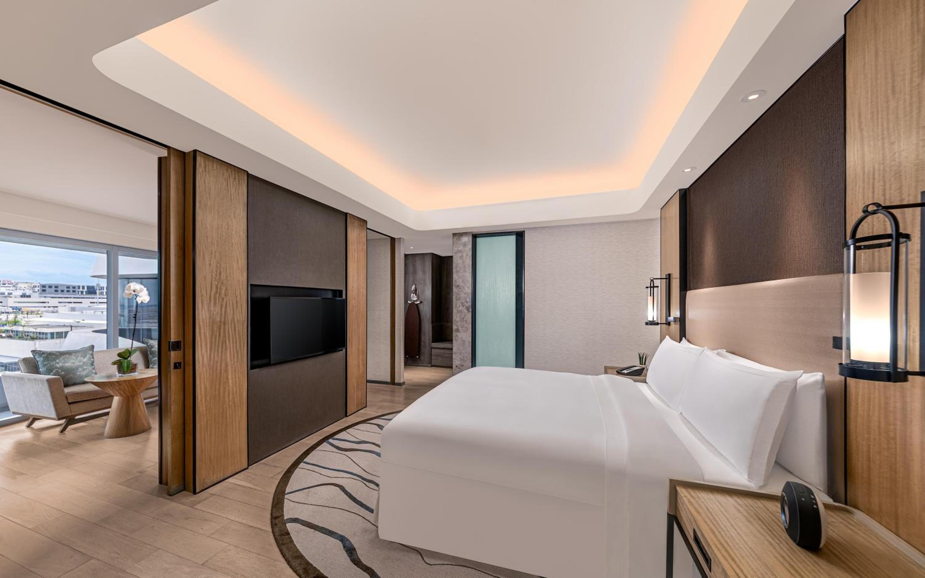 1 BEDROOM, SUITE, KING BED, LOUNGE ACCESS, CORNER