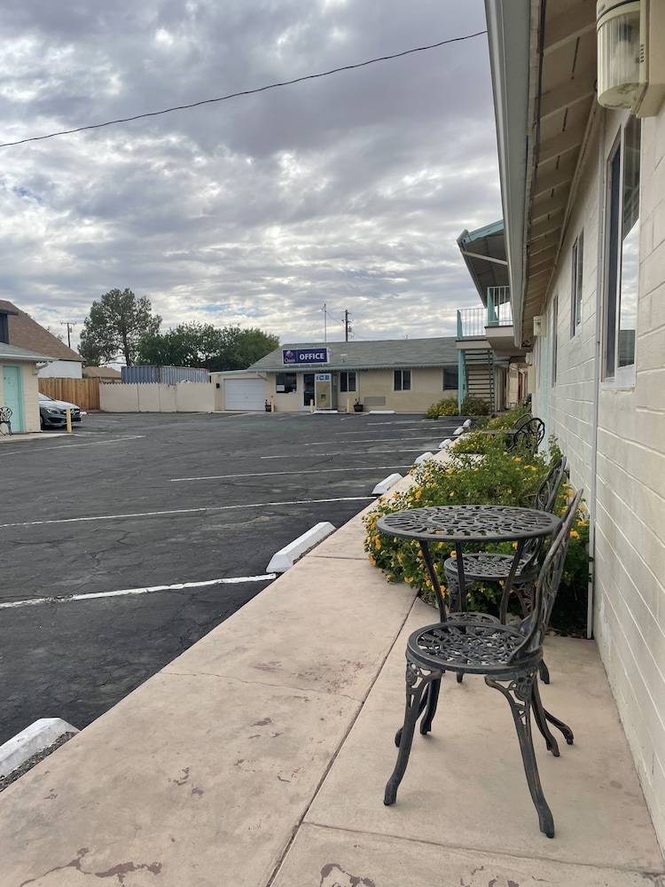 Howard Johnson by Wyndham Ridgecrest, CA 58/63
