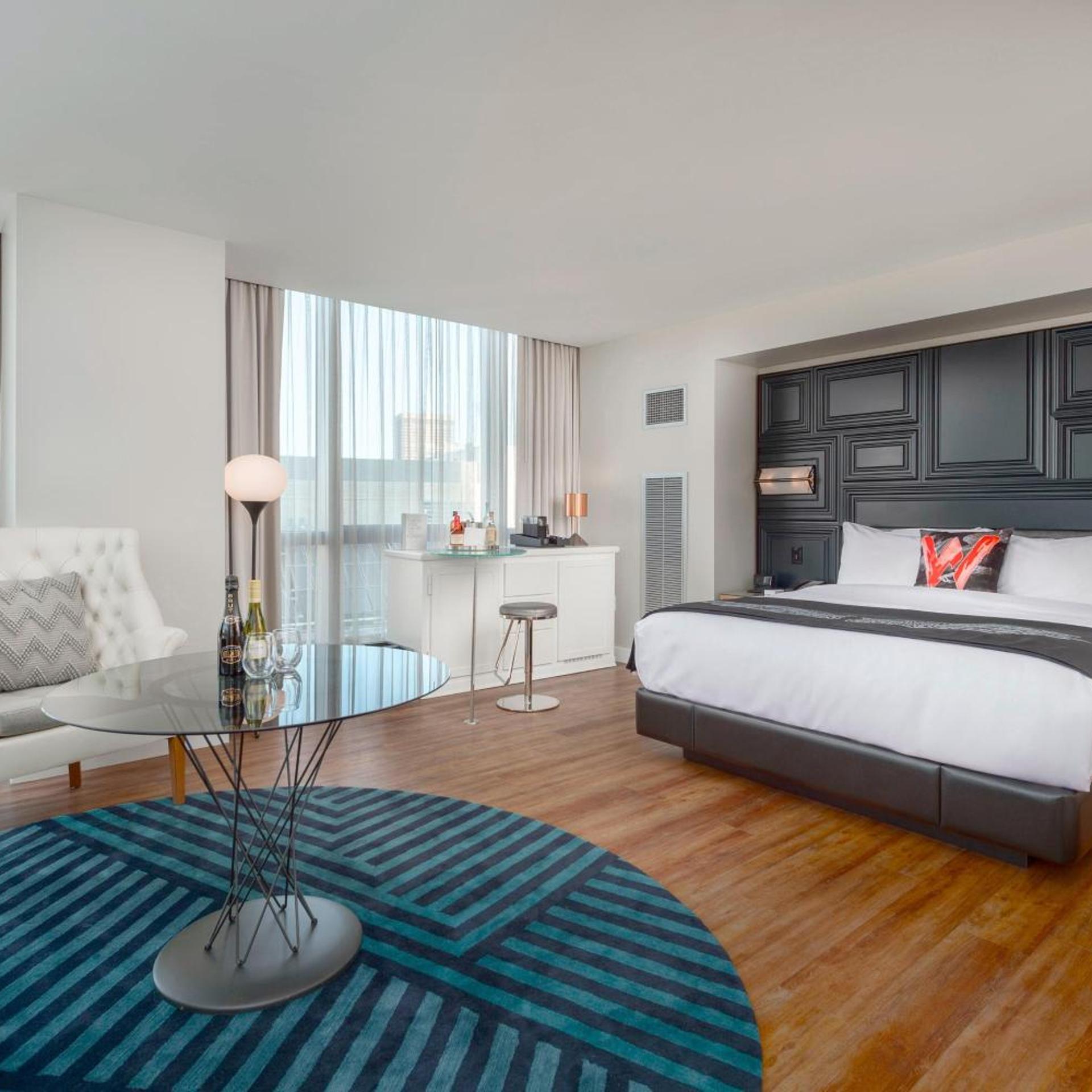 Cool, Guest Room, King Bed, Corner