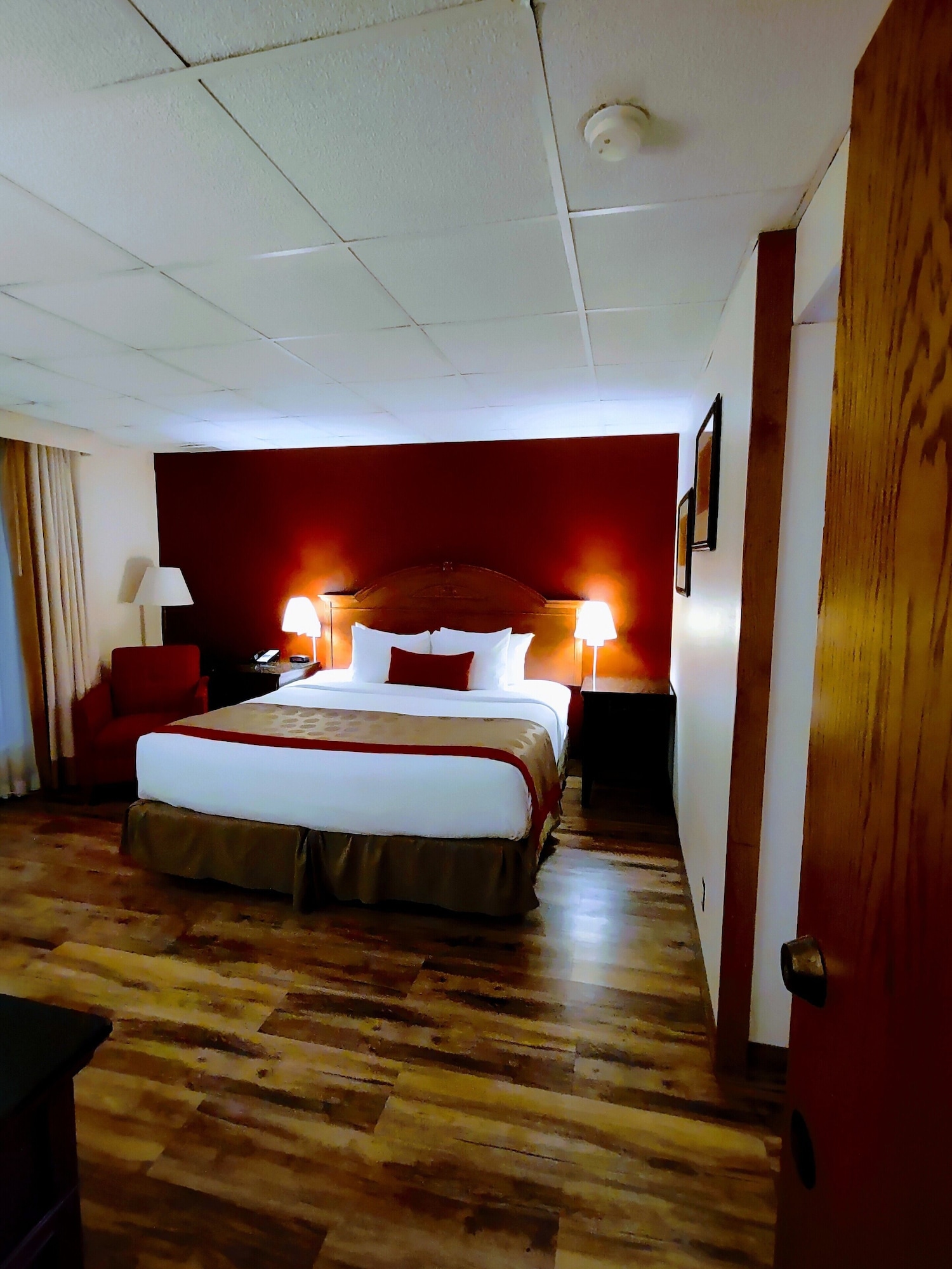 2 Bedrooms, Suite, 2 King Beds, Pool View, Albert Lea Inn & Suites 5/10