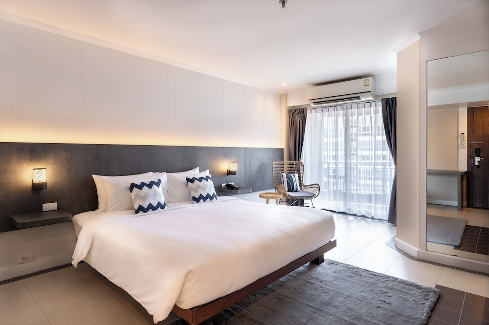 Deluxe Double Room with Balcony and Pool View