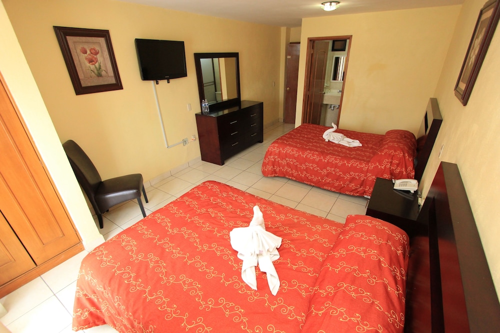 HOTEL CONQUISTADORES 10/35
