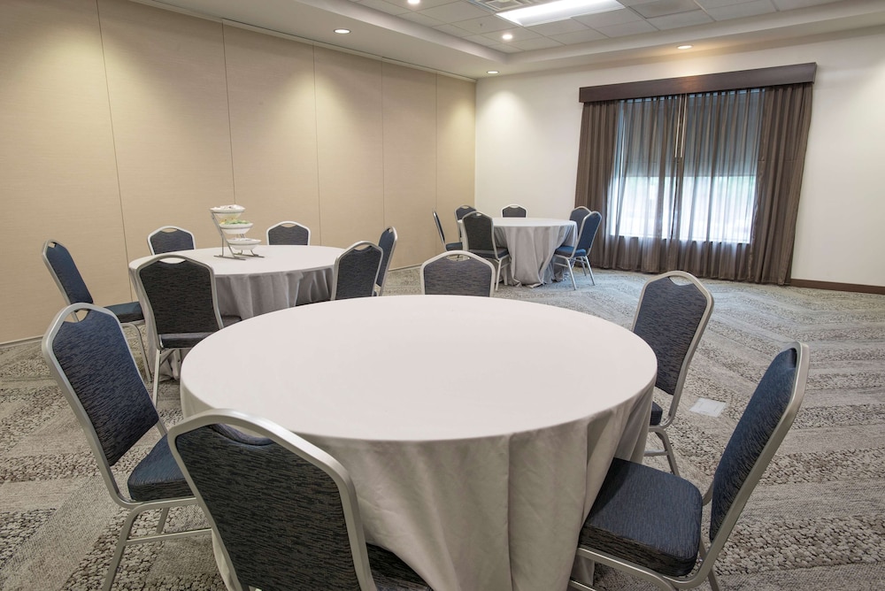 Hyatt Place Cincinnati / Sharonville Convention Center 56/62