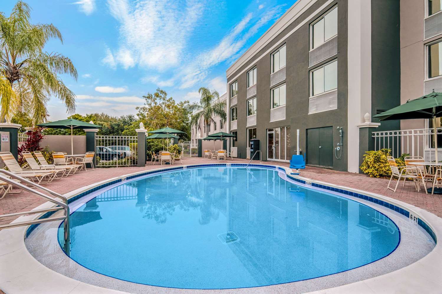 La Quinta Inn Suites By Wyndham Naples Downtown 46/48