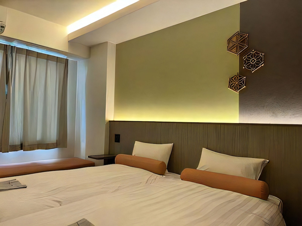 HOLLYWOOD, TWIN BEDS