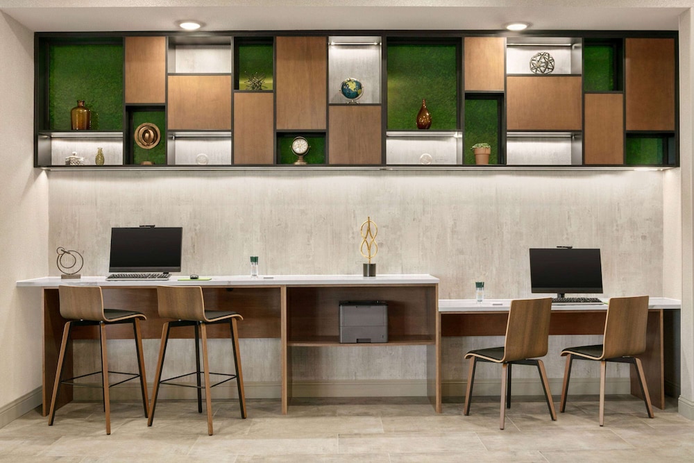 La Quinta Inn and Suites by Wyndham College Station North 27/32