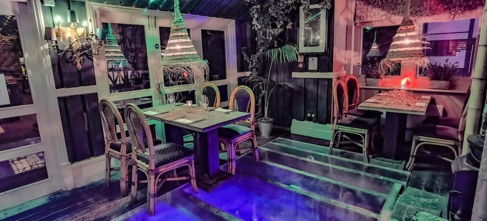 Ox Hotel Bar & Grill 3/67