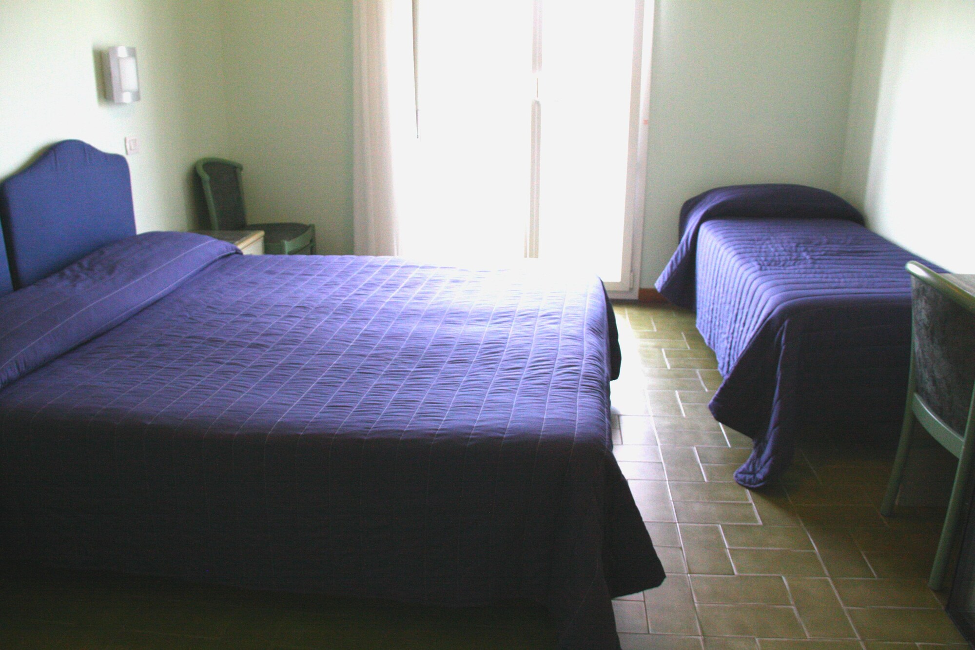 ROOM, TRIPLE