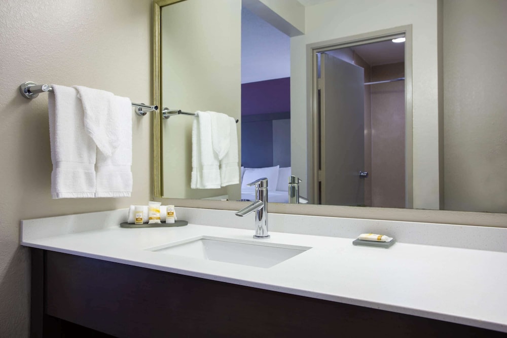 La Quinta Inn & Suites by Wyndham Roanoke Salem 24/58