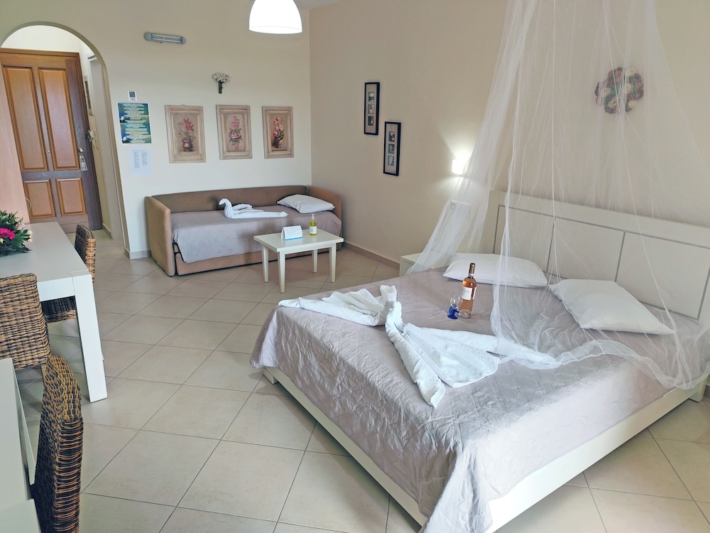 ROOM, QUADRUPLE