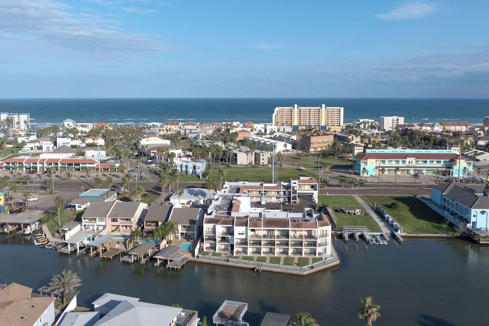 WindWater Hotel & Marina 4/66