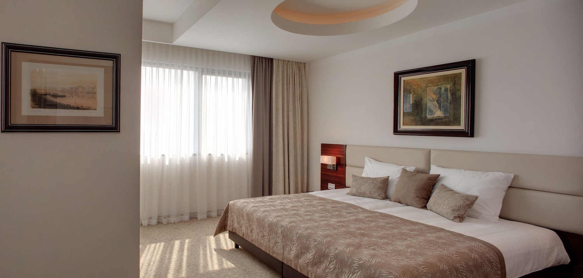 DELUXE, STUDIO, SUITE